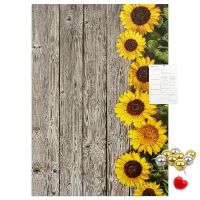 Prikbord van kurk Zonnebloemen op een houten achtergrond