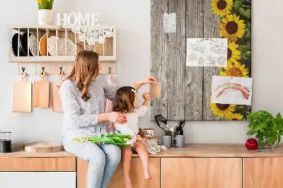 Prikbord van kurk Zonnebloemen op een houten achtergrond