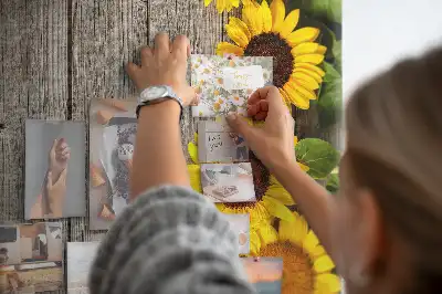 Prikbord van kurk Zonnebloemen op een houten achtergrond