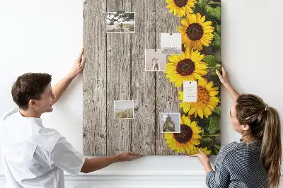 Prikbord van kurk Zonnebloemen op een houten achtergrond