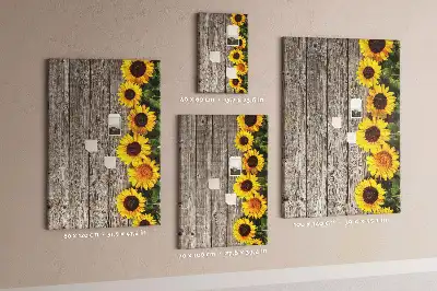 Prikbord van kurk Zonnebloemen op een houten achtergrond