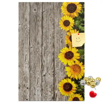 Prikbord van kurk Zonnebloemen op een houten achtergrond