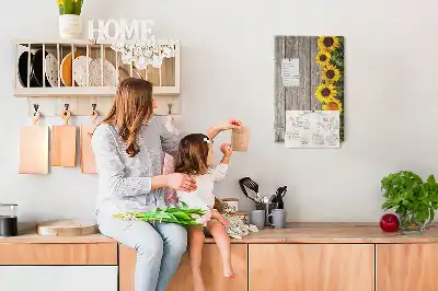 Prikbord van kurk Zonnebloemen op een houten achtergrond