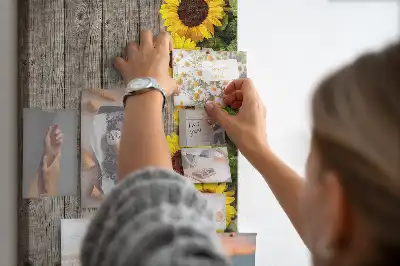 Prikbord van kurk Zonnebloemen op een houten achtergrond