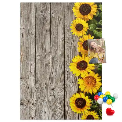 Prikbord van kurk Zonnebloemen op een houten achtergrond