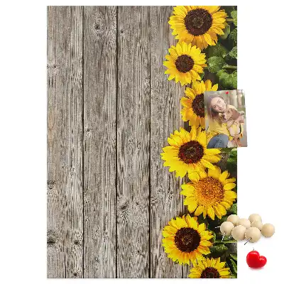 Prikbord van kurk Zonnebloemen op een houten achtergrond