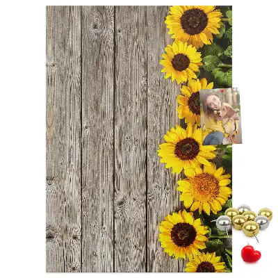 Prikbord van kurk Zonnebloemen op een houten achtergrond