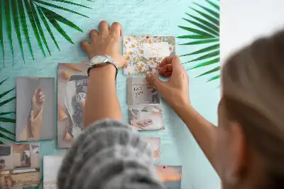 Prikbord van kurk Dicht tropisch bladgewas
