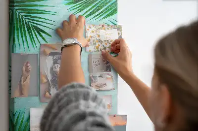 Prikbord van kurk Dicht tropisch bladgewas