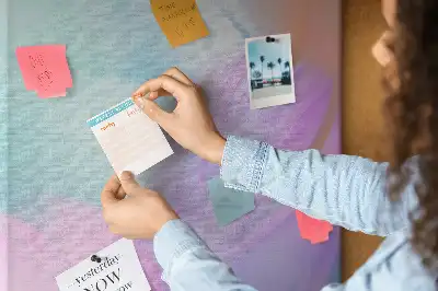 Prikbord van kurk Pastelkleurige veren