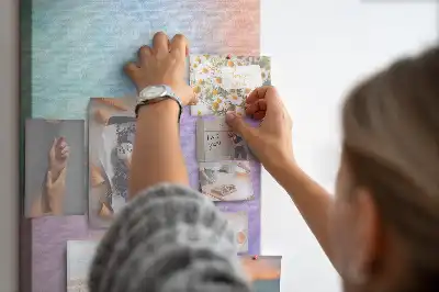 Prikbord van kurk Pastelkleurige veren