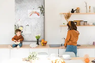 Prikbord Betonnen achtergrond en olijven