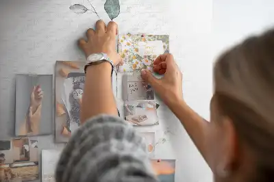 Prikbord van kurk Een plantenscheut met bladeren