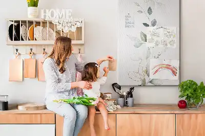 Prikbord van kurk Een plantenscheut met bladeren