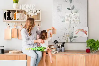 Prikbord van kurk Een plantenscheut met bladeren