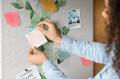 Prikbord van kurk Een tak met bladeren