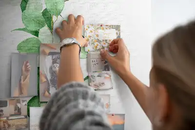 Prikbord van kurk Een tak met bladeren