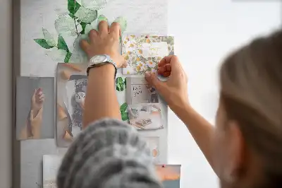 Prikbord van kurk Een tak met bladeren
