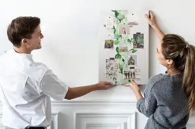 Prikbord van kurk Een tak met bladeren