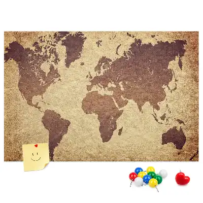 Kurken prikbord met wereldkaart in oude cartografische stijl