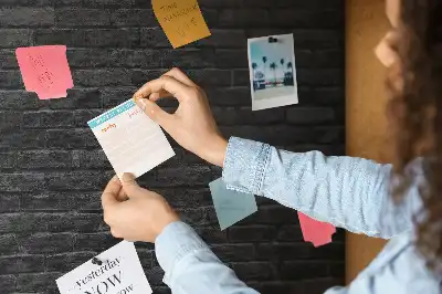Memobord van kurk Donkere bakstenen muur
