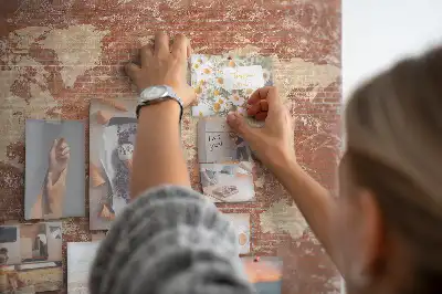 Kurk prikbord Wereldkaart op baksteen