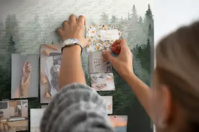 Memobord van kurk Bos in de mist ochtend