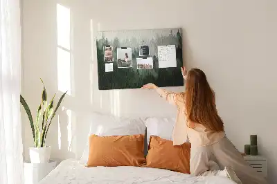 Memobord van kurk Bos in de mist ochtend