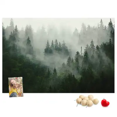 Memobord van kurk Bos in de mist ochtend