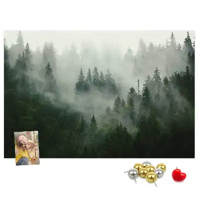 Memobord van kurk Bos in de mist ochtend