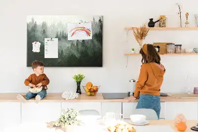 Memobord van kurk Bos in de mist ochtend