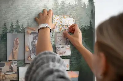 Memobord van kurk Bos in de mist ochtend