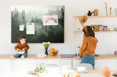 Memobord van kurk Bos in de mist ochtend