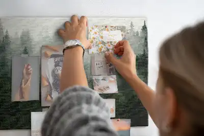 Memobord van kurk Bos in de mist ochtend