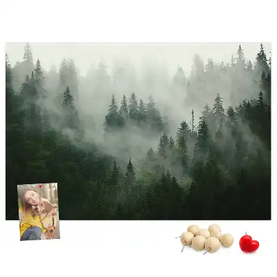 Memobord van kurk Bos in de mist ochtend