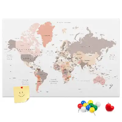 Kurken memobord met gedetailleerde wereldkaart