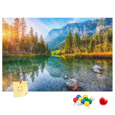 Kurk prikbord met afbeelding van rivier, bergen en landschap