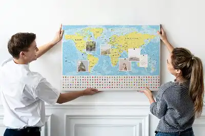 Kurk prikbord Wereldkaart en vlaggen