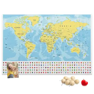 Kurk prikbord Wereldkaart en vlaggen