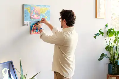 Kurk prikbord Wereldkaart en vlaggen
