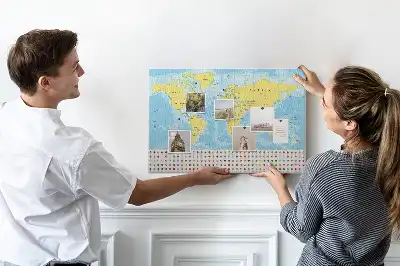 Kurk prikbord Wereldkaart en vlaggen
