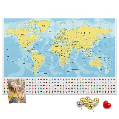 Kurk prikbord Wereldkaart en vlaggen