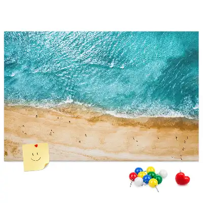 Kurken prikbord met afbeelding van mensen op het strand