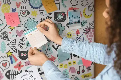 Memobord van kurk Geschetste contouren van figuren