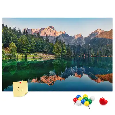 Memobord van kurk met landschapsfoto