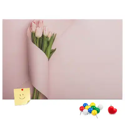 Memobord van kurk met boeket bloemen