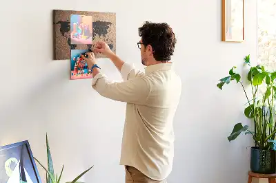 Kurk prikbord Minimalistische omtrek van continenten