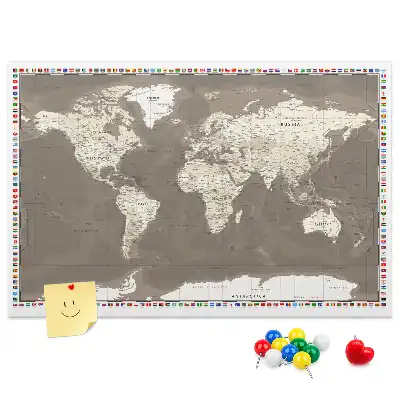 Kurken memobord in de vorm van een wereldkaart