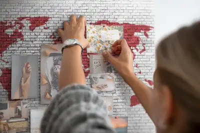 Memobord van kurk Bakstenen muur met kaart