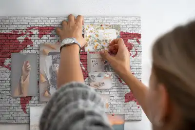 Memobord van kurk Bakstenen muur met kaart